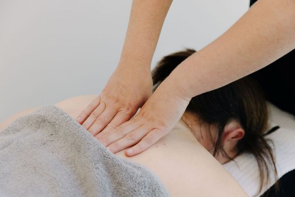 How do physiotherapists help concussion patients?
